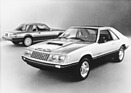Ford Mustang Cobra (1979) – vor einem deutlich zurückhaltenderen Mustang Ghia 2-Door