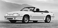 Ford Mustang Cobra GT Convertible (1987) – Ausgeprägte Schürzen und eine Front ohne Kühlergrill kennzeichnen das Sportmodell