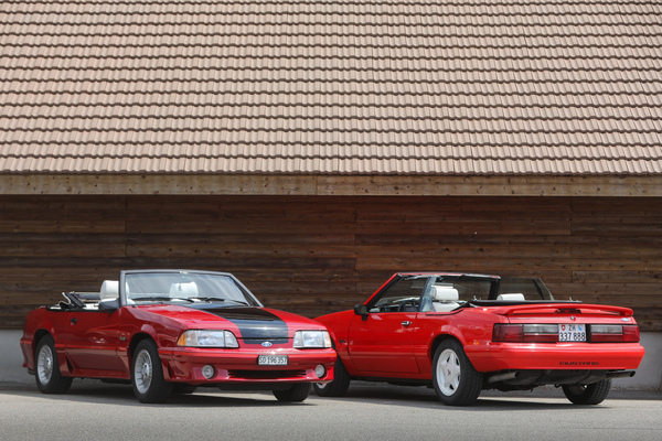 Ford Mustang Cobra GT Convertible (1987) - neben einem deutlich gemässigteren LX 5.0L Convertible der Neunzigerjahre - 8. Mustang & Shelby Meeting 2024