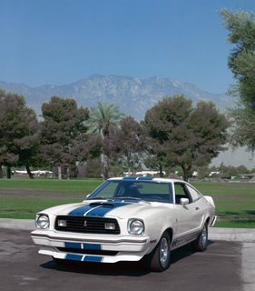 Ford Mustang Cobra II (1976) - die Hutze vorne war ohne Funktion, sah einfach gut aus, genauso wie der Heckspoiler