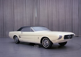 Ford Mustang Concept (1963) - dieses Tonmodell hatte noch den Cougar-Badge auf dem Kühlergrill und Torino-Abzeichen auf den Kotflügeln vorne
