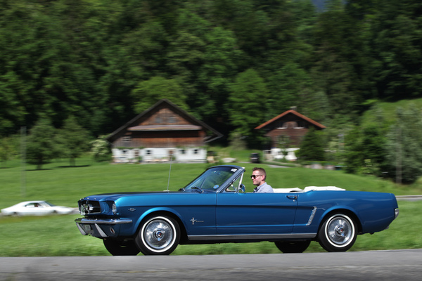 Bild Ford Mustang Convertible (1964) - auf der Ausfahrt - Oldtimer in Obwalden (O-iO) 2019