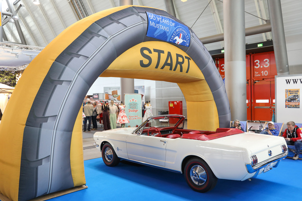 Bild: Ford Mustang Convertible (1964) - der Mustang feiert 60 Jahren im Jahr 2024 - Retro Classics Stuttgart 2024