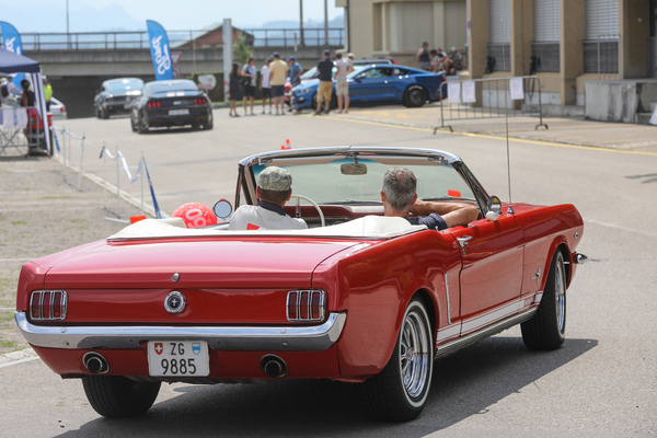 Bild Ford Mustang Convertible (1965) - Volles Seitendekor aus Lufteinlass, Schwellerblende und GT-Streifen - 8. Mustang & Shelby Meeting 2024