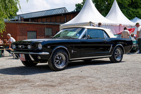 Ford Mustang Convertible (1965) – mit GT-Kühlergrill und -Rädern – Oldtimer Open Air 2024