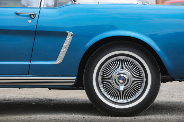 Ford Mustang Convertible (1965) - mit den optionalen Drahtspeichen-Raddeckeln. Die Kombination aus Lufteinlass-Imitat und Schwellerblende gab es so ab Werk eigentlich nicht - 8. Mustang & Shelby Meeting 2024