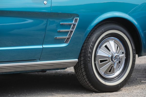 Ford Mustang Convertible (1966) - Die imitierte Flügelmutter auf dem Raddeckel kostete Aufpreis. Schwellerblenden waren jetzt serienmässig - 8. Mustang & Shelby Meeting 2024