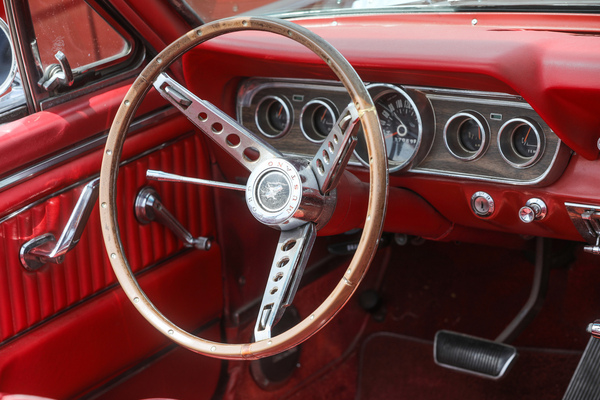 Ford Mustang Convertible (1966) - ausgestattet mit der "Interior Decor Group" für Holzdekor an Lenkrad und Instrumententräger - 8. Mustang & Shelby Meeting 2024