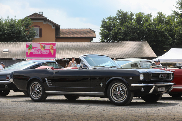 Ford Mustang Convertible (1966) - mit weissem Verdeck unter der roten Persenning - 8. Mustang & Shelby Meeting 2024