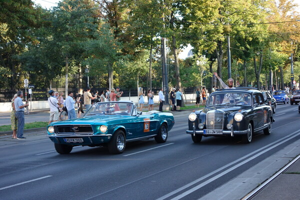 Ford Mustang Convertible aus dem Jahr 1968 neben einem 10 Jahre älteren Mercedes-Benz 220 S - Vienna Classic Days 2024