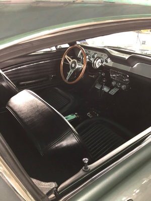 Bild: Ford Mustang Fastback (1967) – Nachbau des Shelby GT-500 "Eleanor", gepflegt von Motorex – Auch innen fein rausgeputzt