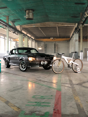 Ford Mustang Fastback (1967) – Nachbau des Shelby GT-500 "Eleanor", gepflegt von Motorex – Zweierlei sportliche Fortbewegungsmittel