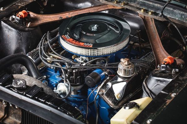 Image: Ford Mustang Fastback (1968) S-Code "Bullitt" - cylinder head, ignition and carburetor were optimized for the film