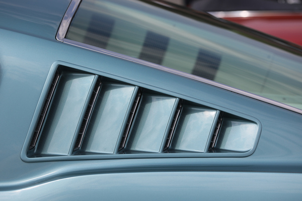 Ford Mustang Fastback 2+2 (1965) - Asymmetrisch: fünf Entlüftungskiemen aussen, drei innen - 8. Mustang & Shelby Meeting 2024