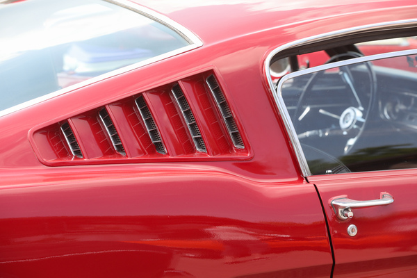 Ford Mustang Fastback 2+2 (1965) - Schlecht für die Rundumsicht, gut für die Belüftung: Kiemen statt Fenster im seitlichen Dachabschluss - 8. Mustang & Shelby Meeting 2024
