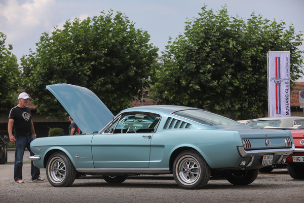 Ford Mustang Fastback 2+2 (1965) - Statt des imitierten Lufteinlasses hat das Schrägheck-Coupé eine Schwellerblende - 8. Mustang & Shelby Meeting 2024