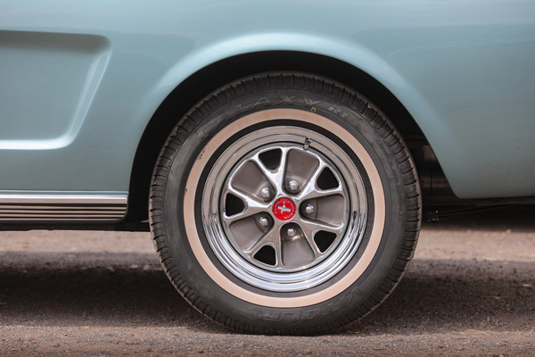 Ford Mustang Fastback 2+2 (1965) - "Styled Steel Wheels" machen verzierende Raddeckel überflüssig - 8. Mustang & Shelby Meeting 2024