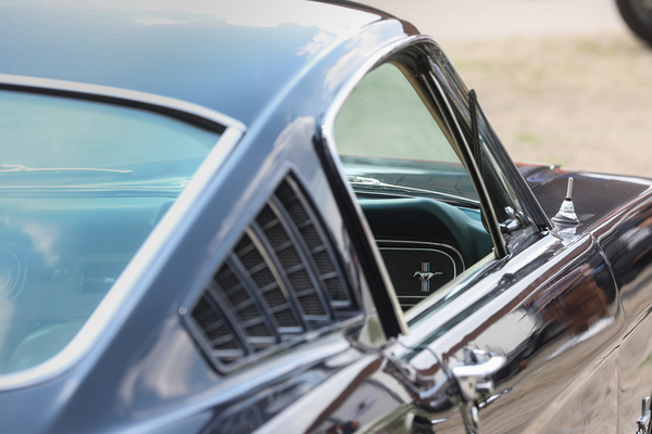 Ford Mustang Fastback 2+2 (1966) - auch auf dem Handschuhfach galoppiert der Mustang vor der Trikolore - 8. Mustang & Shelby Meeting 2024