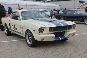 Bild: Ford Mustang Fastback 2+2 (1966) – optisch auf Shelby GT 350-R getrimmt – Retro Saisonauftakt 2026