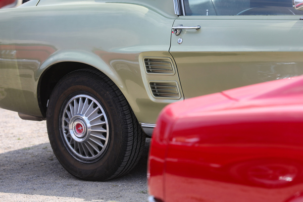 Ford Mustang Fastback 2+2 (1967) - jetzt mit zwei länglichen Pseudo-Lufteinlässen übereinander - 8. Mustang & Shelby Meeting 2024