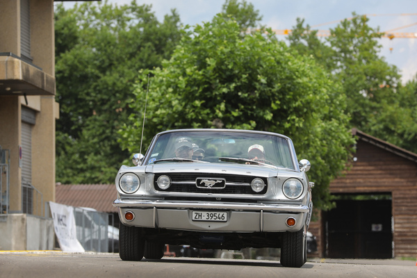 Ford Mustang GT Convertible (1966) - Besatzung mit passenden Kopfbedeckungen - 8. Mustang & Shelby Meeting 2024