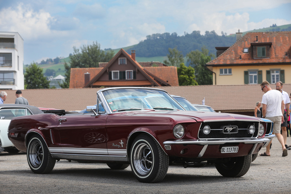 Ford Mustang GT Convertible (1968) - Volle Verzierung: Weisswandreifen, Radlaufchrom, Schwellerblende und GT-Streifen - 8. Mustang & Shelby Meeting 2024