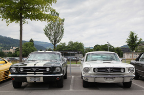 Ford Mustang GT Fastback (1966) neben einem 1965er Modell – Swiss Classic World Luzern 2022