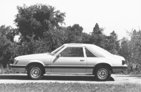 Ford Mustang Ghia 5.0 Fastback (1979) – Schweizer Ausführung mit Leichtmetallrädern des Ford Taunus