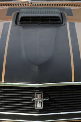 Ford Mustang Grande (1970) - mattschwarze Verzierung und eine Hutze für den Vergaser