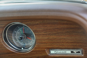 Ford Mustang Grande (1970) - schön gezeichnete Uhr und Grande-Schriftzug auf dem Armaturenbrett