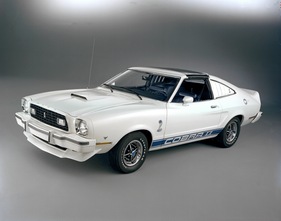 Ford Mustang II Cobra II (1976) - so ähnlich trat er auch in der Fernsehserie "Drei Engel für Charlie" auf