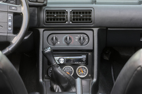 Die Klimaanlage war ab Werk installiert. Radio und Zusatzinstrumente kamen erst später. Von rechts nach links: Ladedruck, Bordspannung und (vom Schalthebel verdeckt) Luft-Kraftstoff-Verhältnis