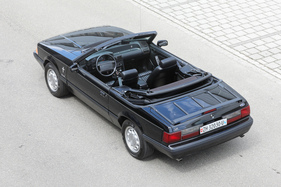 Ford Mustang LX 5.0L Convertible (1990) – Die Kofferraumklappe dient gleichzeitig als Gepäckträger. Praktisch: In die Kunststoffleisten sind Zurrösen eingearbeitet Ford Mustang LX 5.0L Convertible (1990) – Die Kofferraumklappe dient gleichzeitig als Gepäckträger. Praktisch: In die Kunststoffleisten sind Zurrösen eingearbeitet