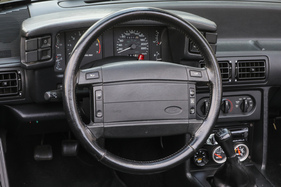 "Fingertip Speed Control" im Lenkrad gibt es von Anfang an. Neu für 1990 ist der serienmässige Airbag