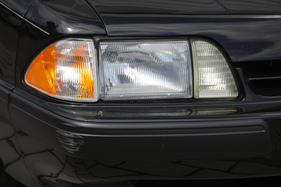 Ford Mustang LX 5.0L Convertible (1990) – Mit dem Facelift 1987 wanderte der Blinker vom Stossfänger neben den Scheinwerfer. Das Standlichtglas wirkte schon ab Werk leicht vergilbt Ford Mustang LX 5.0L Convertible (1990) – Mit dem Facelift 1987 wanderte der Blinker vom Stossfänger neben den Scheinwerfer. Das Standlichtglas wirkte schon ab Werk leicht vergilbt