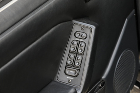 Schaltzentrale in der Fahrertür: vier Fensterheber und elektrische Zentralverriegelung. Die Spiegelverstellung sitzt auf der Mittelkonsole