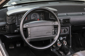 Sportlich: Zum Lenkrad hin gekröpfter Schalthebel des Tremec-Fünfganggetriebes