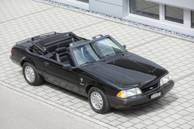 Ford Mustang LX 5.0L Convertible (1990) – Über das Verdeck gehört eigentlich eine Persenning. Die ist aber derart fummelig, dass wir sie lieber weggelassen haben Ford Mustang LX 5.0L Convertible (1990) – Über das Verdeck gehört eigentlich eine Persenning. Die ist aber derart fummelig, dass wir sie lieber weggelassen haben
