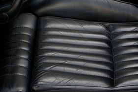 Ungewöhnlich für die USA: Das Leder ist echt – aber genau so rutschig wie Vinyl