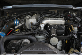 Vom Fünfliter-V8 ist unter dem Lader-Ensemble kaum etwas zu sehen