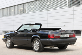 Ford Mustang LX 5.0L Convertible (1990) – Von hinten ist das Facelift an den getönten Blinkern zu erkennen. Die Bremsleuchten sind nicht mehr horizontal geteilt Ford Mustang LX 5.0L Convertible (1990) – Von hinten ist das Facelift an den getönten Blinkern zu erkennen. Die Bremsleuchten sind nicht mehr horizontal geteilt