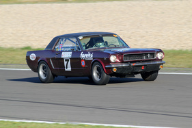 Ford Mustang Mk I (1965) - im Rennen R10 um die AvD-Tourenwagen-Trophäe am AvD Oldtimer Grand Prix 2013