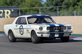 Bild Ford Mustang Mk I (1965) - im Rennen R10 um die AvD-Tourenwagen-Trophäe am AvD Oldtimer Grand Prix 2013