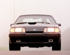 Ford Mustang SVO (1985) – Die Front nimmt mit den "Aero-headlamps" das Mustang-Facelift für 1987 vorweg
