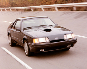 Ford Mustang SVO (1985) – zunächst mit 175 PS, ab Mitte des Modelljahres als "1985 1/2" mit 205 PS