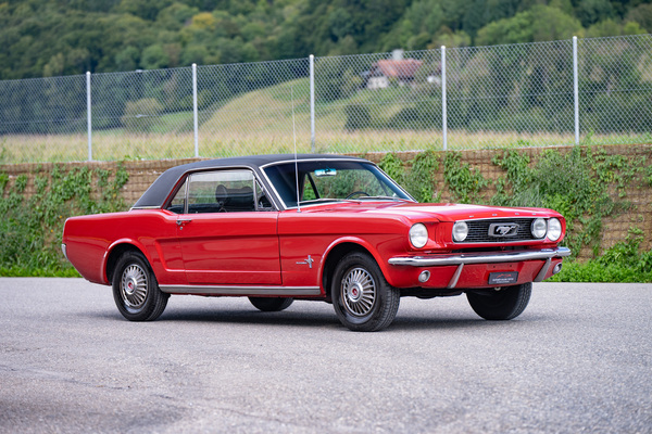 Bild: Ford Mustang Six (1966) - als Lot 29 an der Versteigerung "Klassische Automobile & Motorräder" der Oldtimer Galerie in Toffen am 18. Oktober 2025