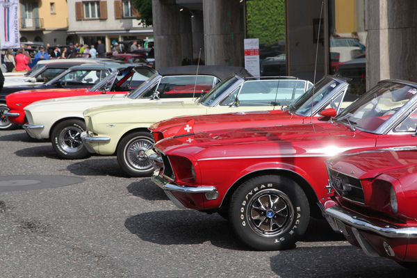 Ford Mustang in Reih und Glied - Oldtimer in Obwalden (O-iO) 2018