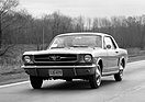 Bild: Ford Mutang (1964) - mit Journalisten wird der neue Sportwagen mit einer Strassen-Rallye eingeführt im April 1964