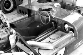 Abschirmbleche um die Kühlwasserleitungen auf den Seitenkästen schützten den Fahrer vor allzu grosser Hitze. Der Schalensitz war aussergewöhnlich tief für besten Seitenhalt und grösstmögliche Sicherheit.