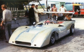 Gegen Ende der Saison 1969 tauchte der "Open Sports Ford" auf, eine Entwicklung von Len Bailey, hier fotografiert bei Testfahrten in Goodwood mit modifiziertem Windsor-V8.